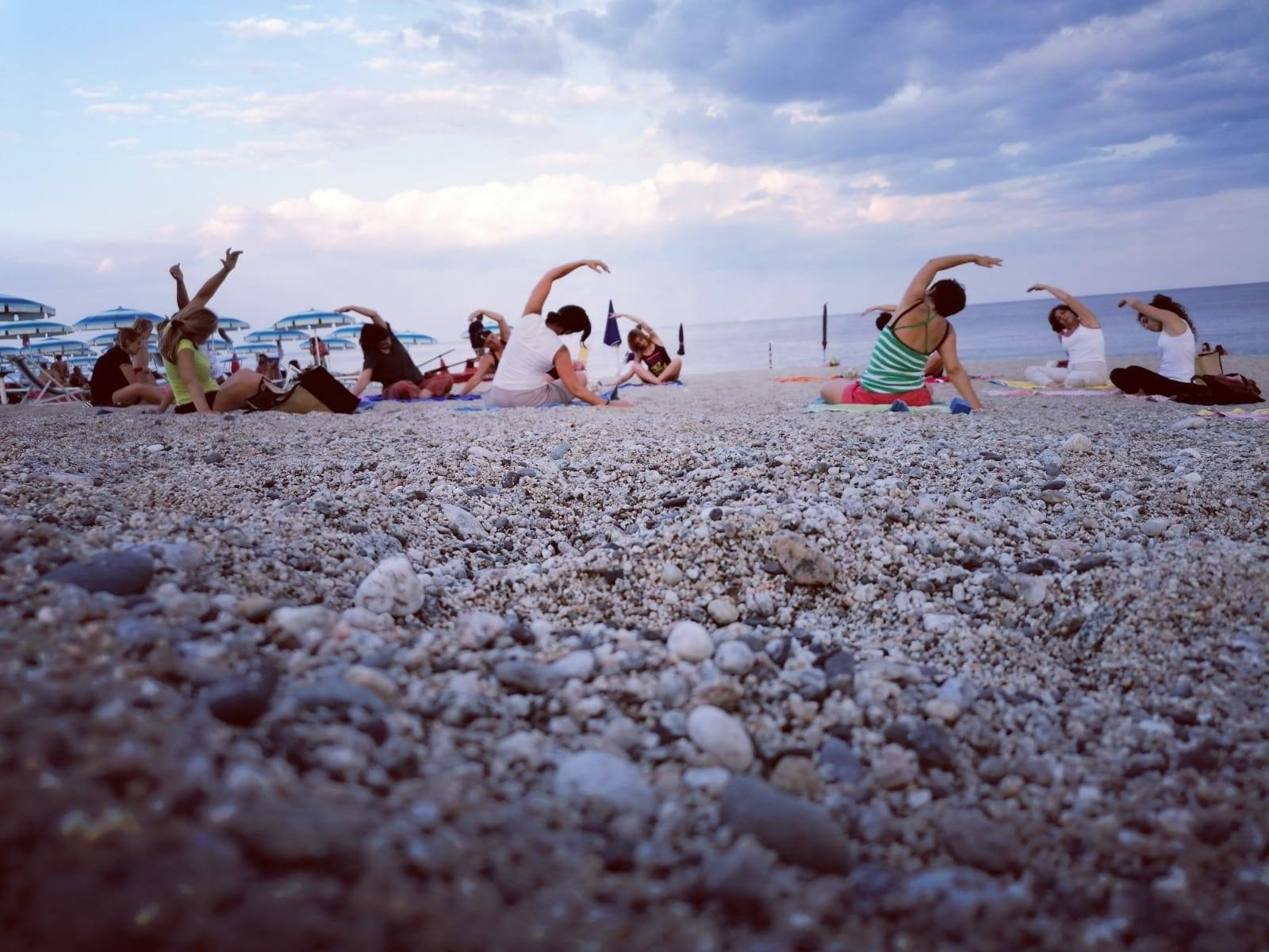 Yoga e pilates in spiaggia